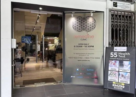 The glass entrance doors with the clinic's frosted logo panel