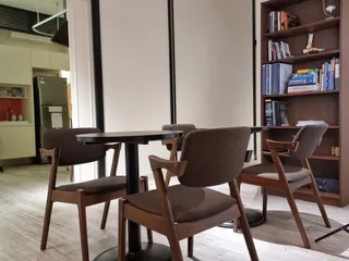 The reading corner with medical textbooks at Remedine Clinic