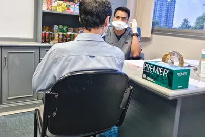 Dr Wan Afdzal consulting an employee during a company onsite visit